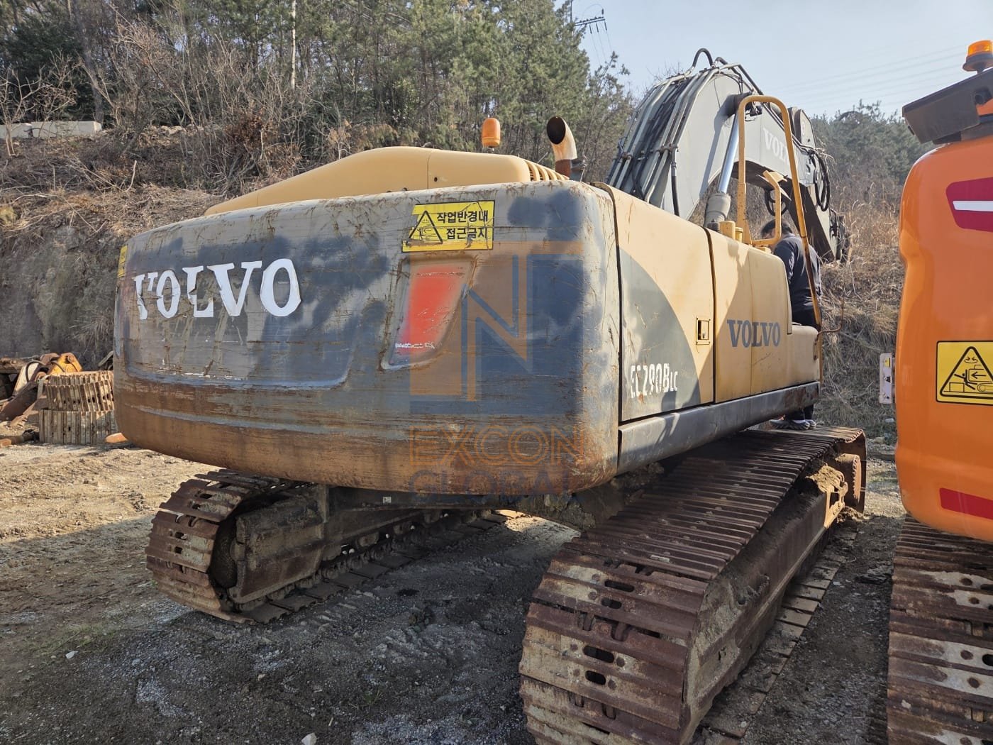 2011 VOLVO 290B PRIME