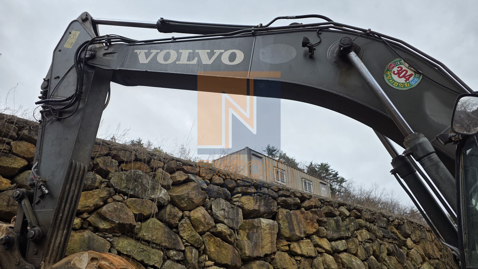 2010 VOLVO 290B PRIME