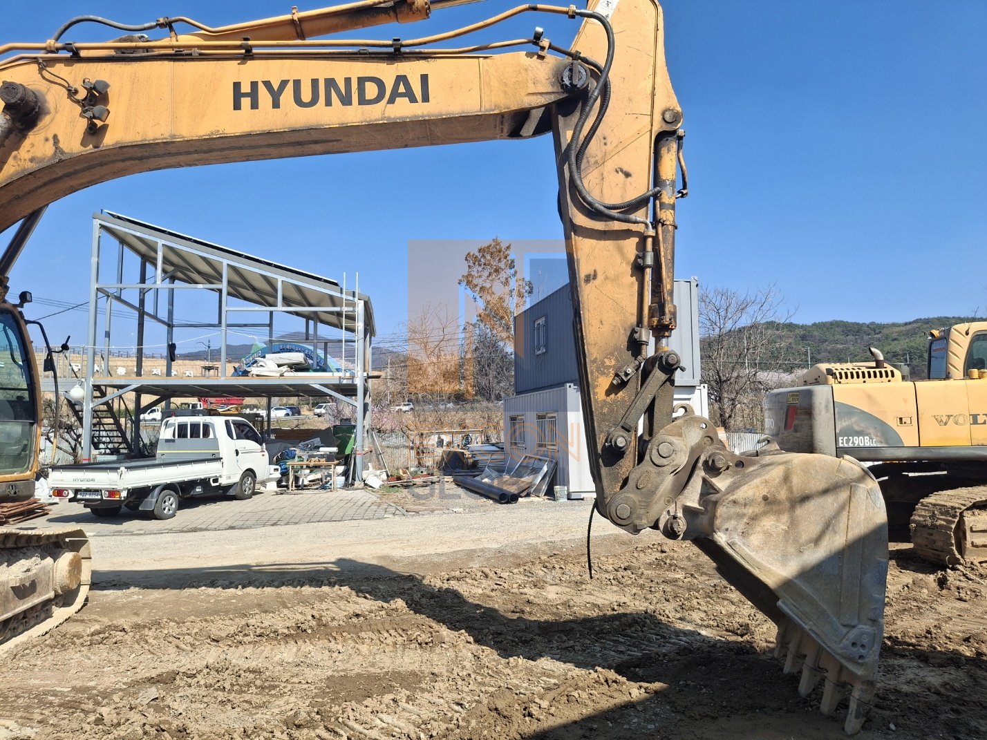 2010 HYUNDAI R300