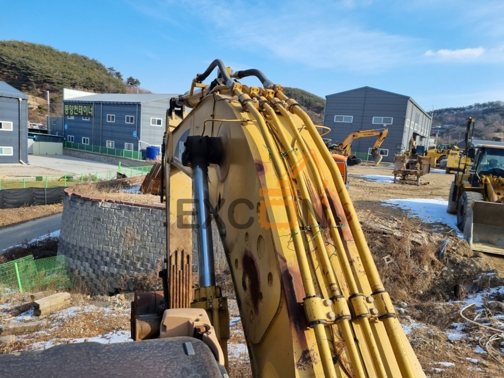 2005 CATERPILLAR 330C